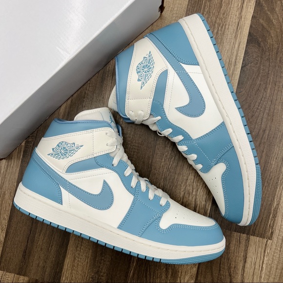 Nike Air Jordan 1 Mid - Picture 3 of 8